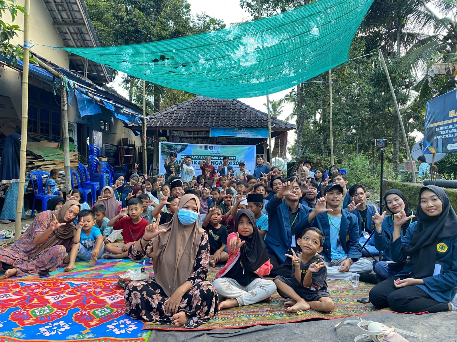 Anak-anak belajar di perpustakaan Lumbung Literasi